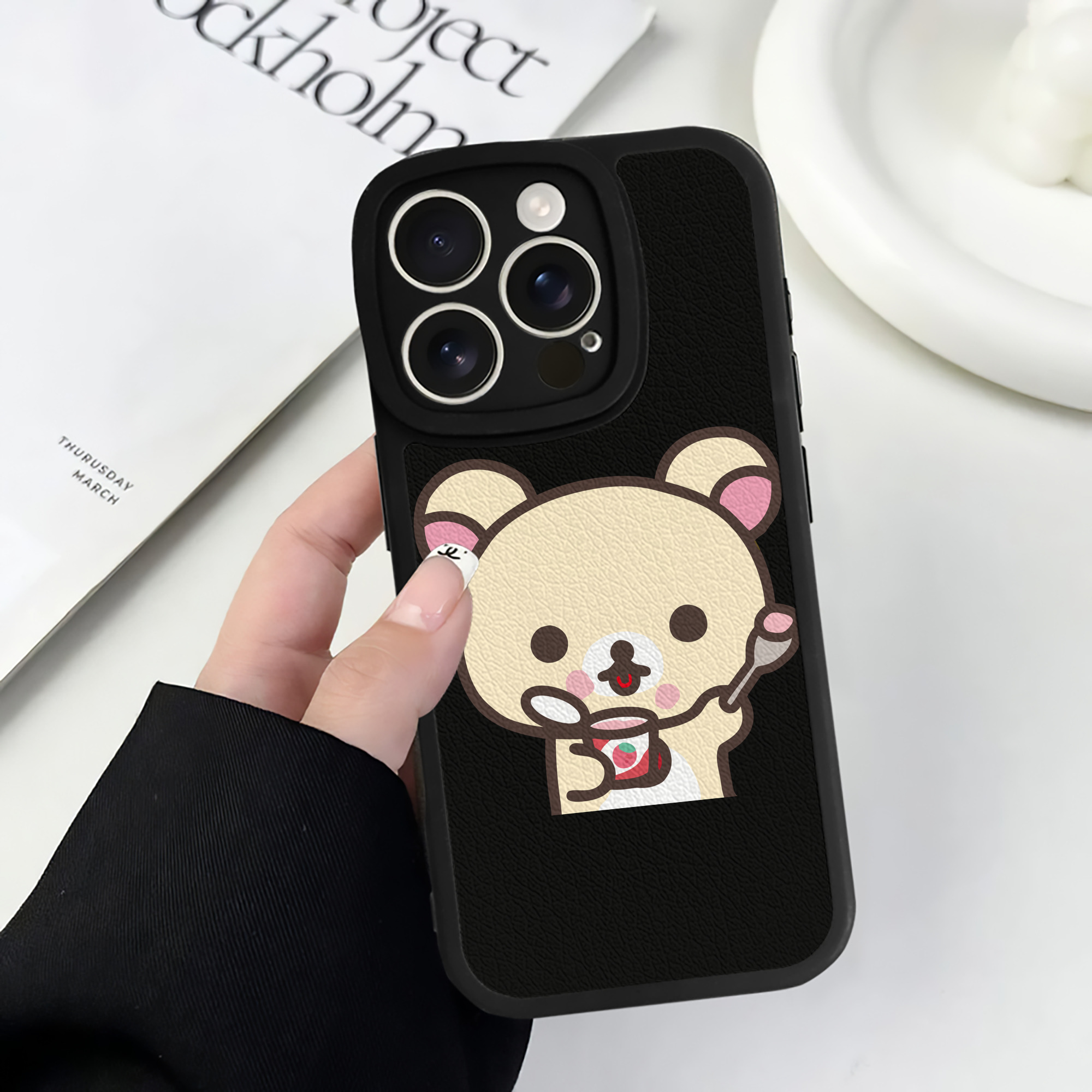 （画像用） リラックマ リラックマ キイロイトリ Rilakkuma Korilakkuma Kiiroitori 【iPhone 16シリーズ対応】シリコンスマホケース（レザー調） 材質：シリコン